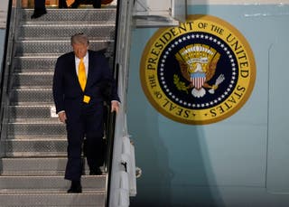 O presidente Donald Trump chega à Força Aérea One no Aeroporto Internacional de Miami em 12 de abril de 2025